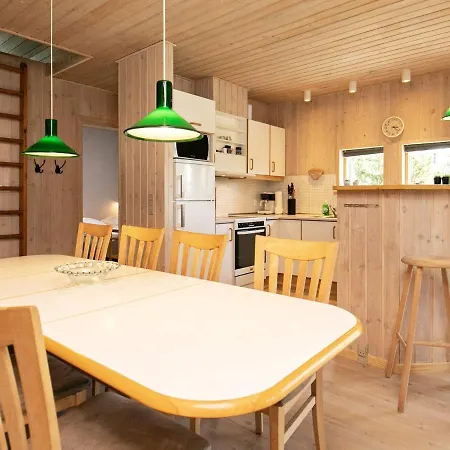 Four-bedroom Holiday In 1 הלס