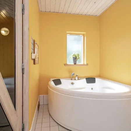 Four-bedroom Holiday In 1 *