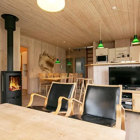בית נופש Four-bedroom Holiday In 1 *